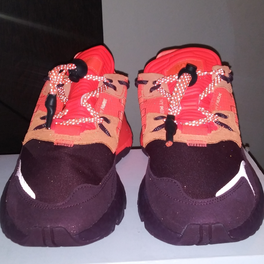 Unisex sneakers size 7 for guy or 8-8.5 women